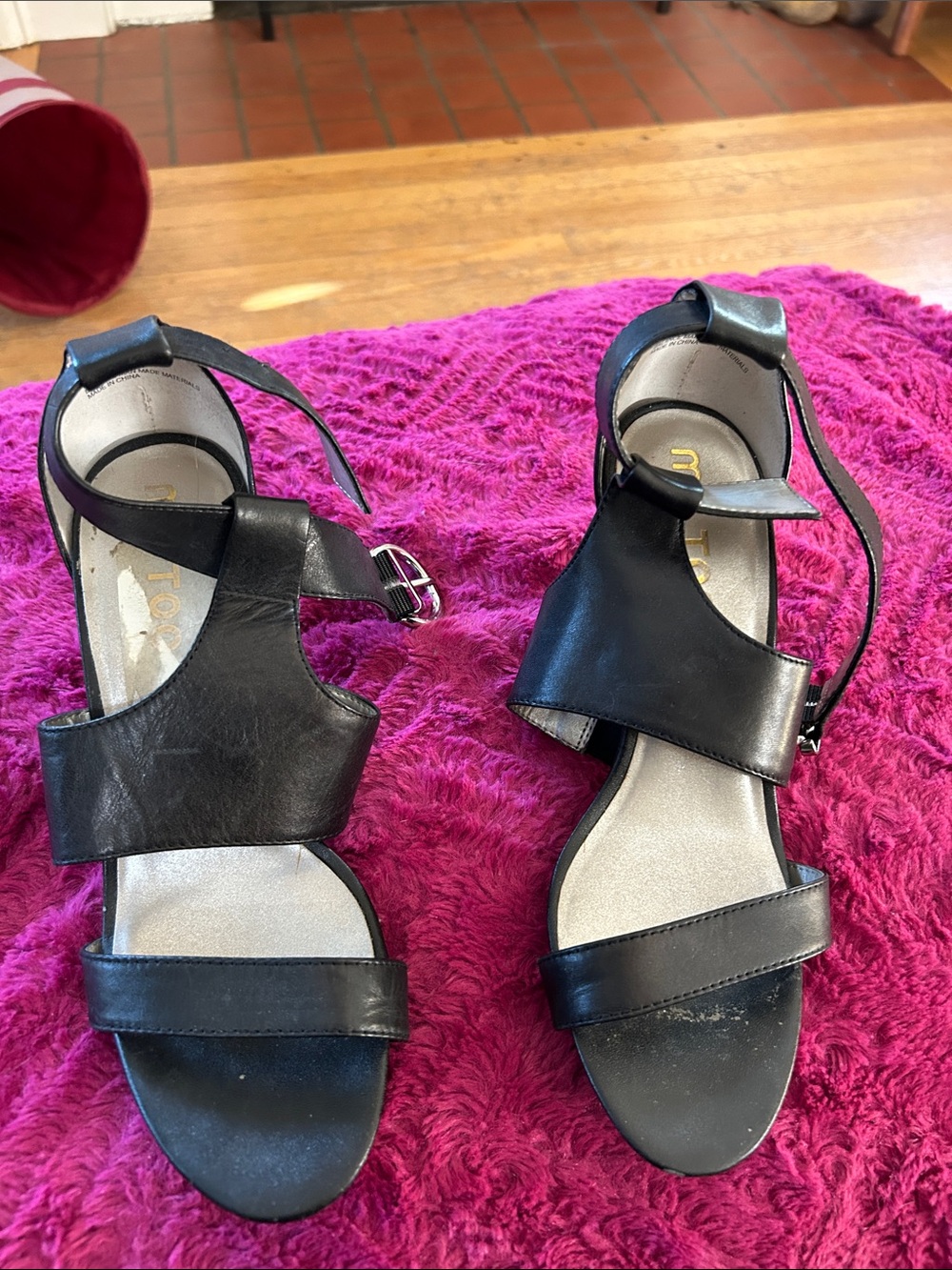 Me too Women’s Black Leather Ankle-Strap Sandals Size 7